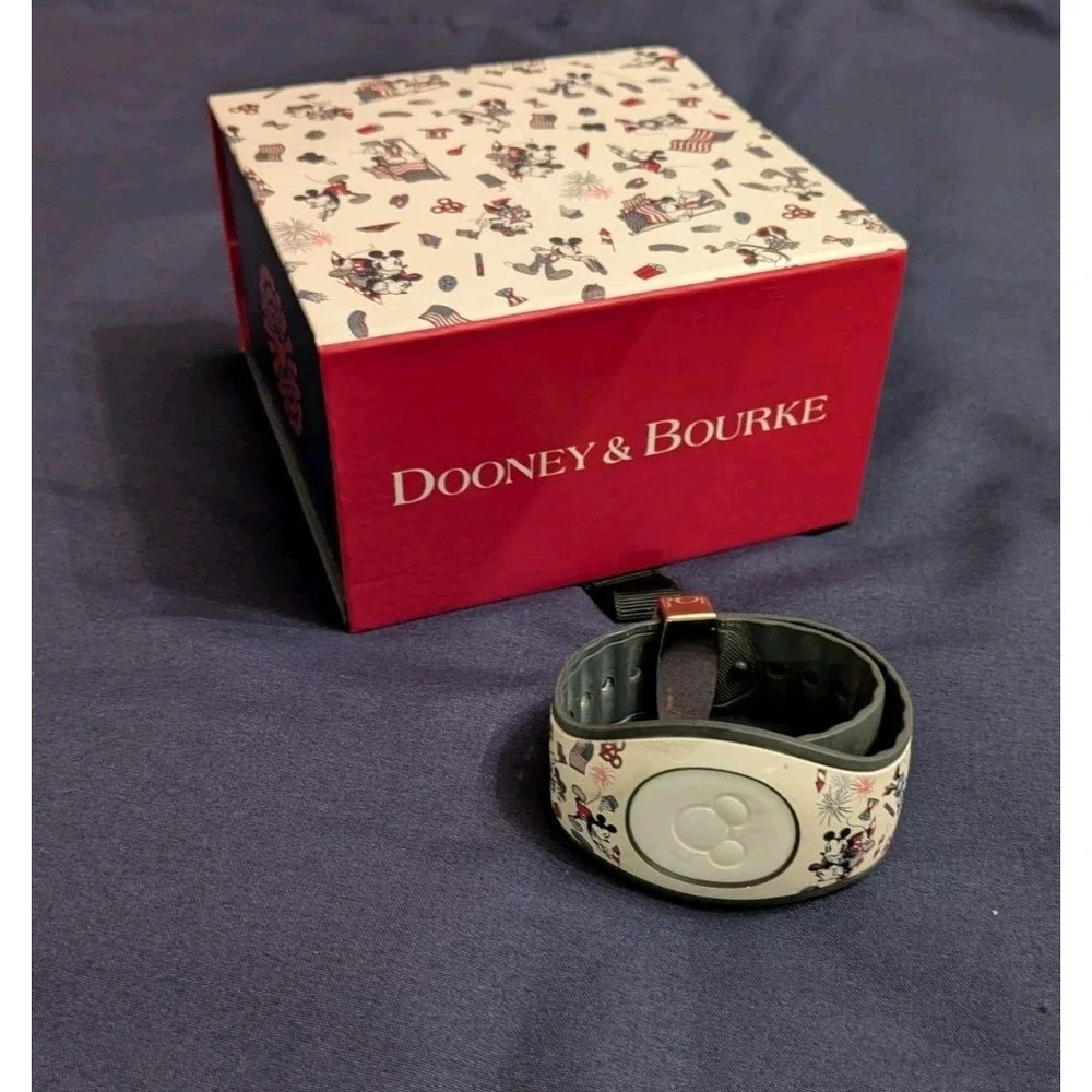 Disney Dooney & Bourke Magic Band 2020 Limited Release Americana Mickey & Minnie